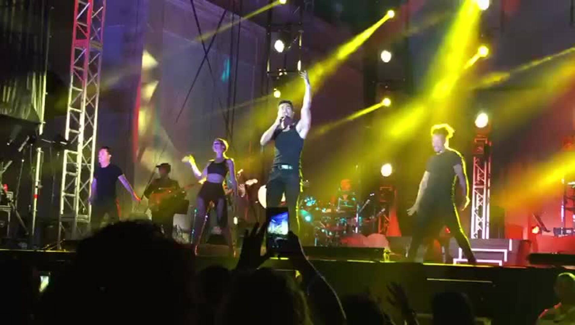 Baladas, ritmo y reivindicaciones con el sello de Carlos Rivera en el Tío Pepe Festival