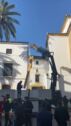 El Ayuntamiento de Aguilar de la Frontera (IU) retira la Cruz de las Descalzas pese a las protestas