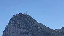 Las Fuerzas Aéreas Británicas instalan un nuevo radar en la cima del peñón de Gibraltar