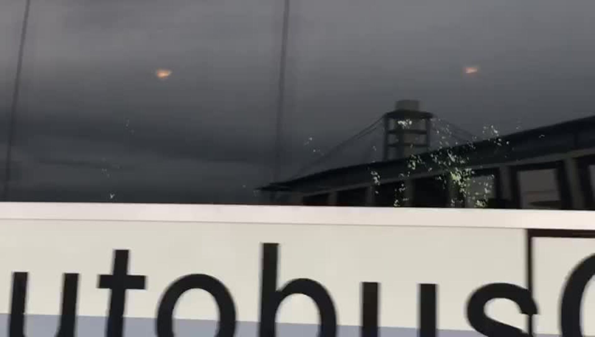 El autocar del Manchester United llega al estadio del Colonia para medirse al Sevilla FC