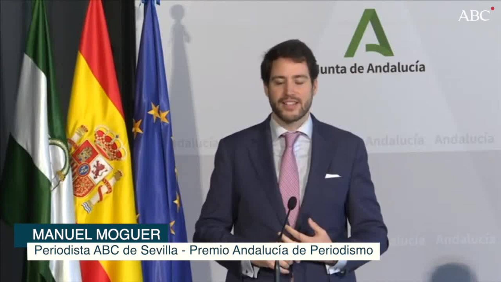 Los premiados posan con el presidente de la Junta, Juanma Moreno; el vicepresidente, Juan Marín y el consejero de Presidencia, Elías Bendodo, tras la entrega de los galardones