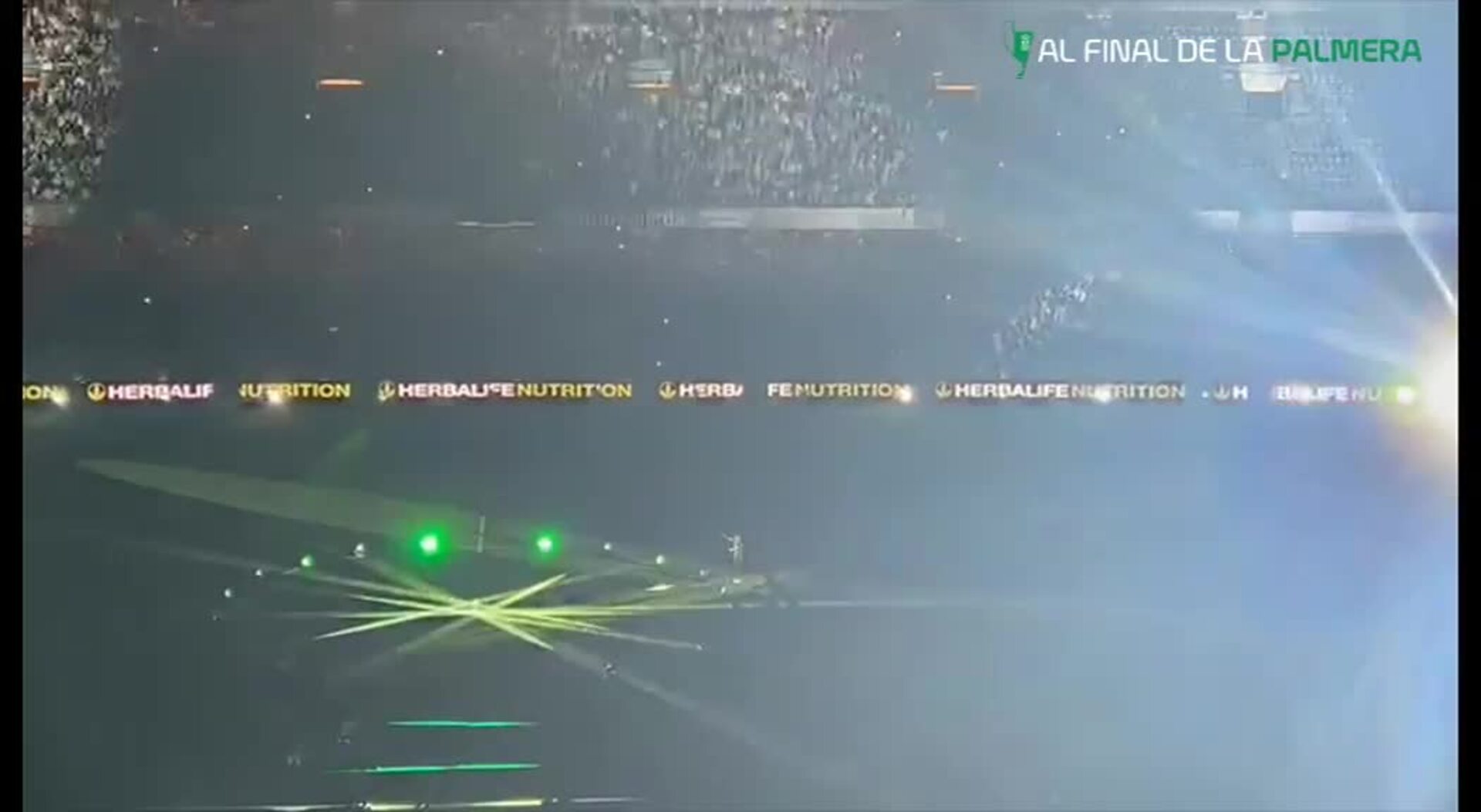 La afición canta Guido Quédate