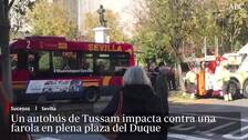 Dos heridos leves tras chocar un autobús de Tussam contra una farola en el Duque