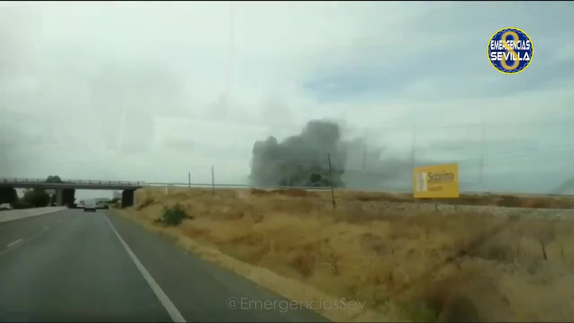 Incendio en una nave de reciclaje en el polígono La Isla de Dos Hermanas