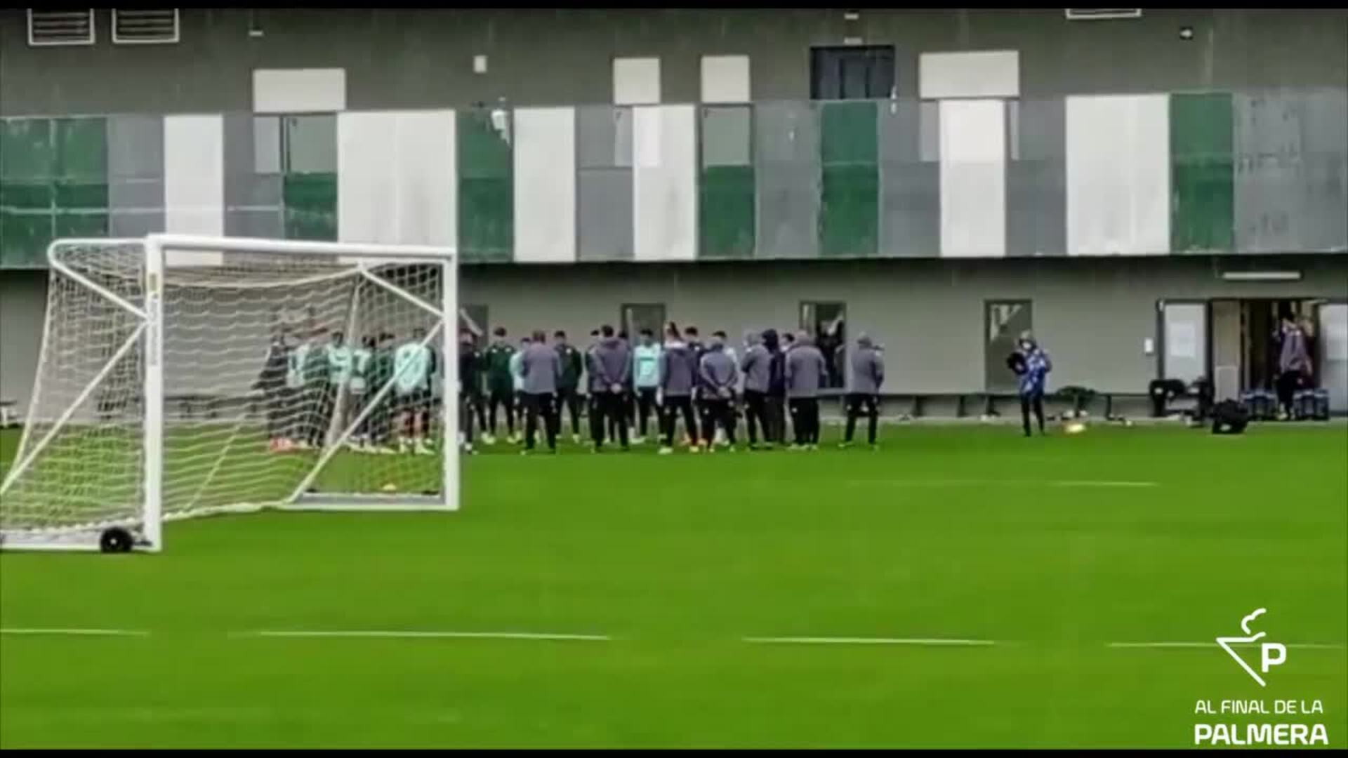 Minuto de silencio en el entrenamiento del Betis en memoria  de Maradona