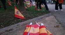 Sevilla amanece con 56.000 banderas de España junto al Guadalquivir en memoria de las víctimas del coronavirus