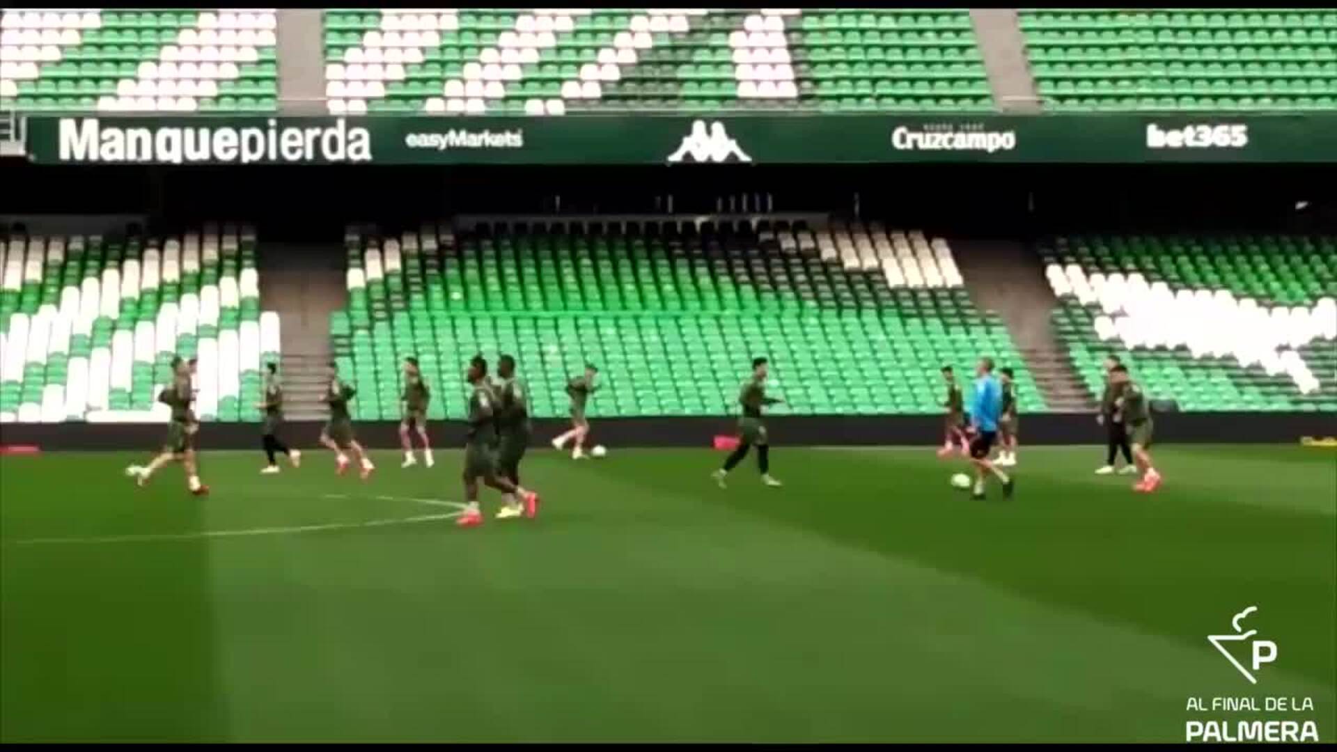 El Betis se entrena en el Villamarín preparando el duelo ante el Barcelona