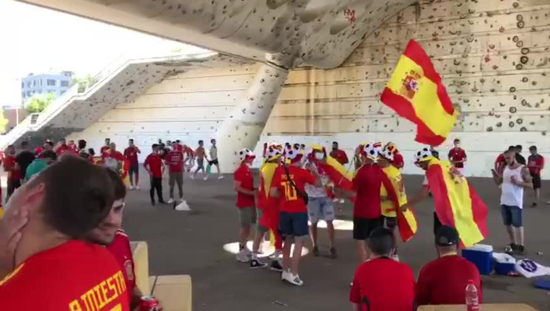 Ambiente en las inmediaciones del estadio de La Cartuja