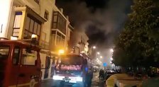 Un espectacular incendio calcina la planta superior de la emblemática «Confitería Cordero» de Utrera