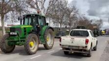 Medio centenar de tractores recorren varios pueblos de Los Pedroches por los precios del carburante