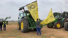 El campo traslada a Málaga sus reivindicaciones y los agricultores cortan la A-92
