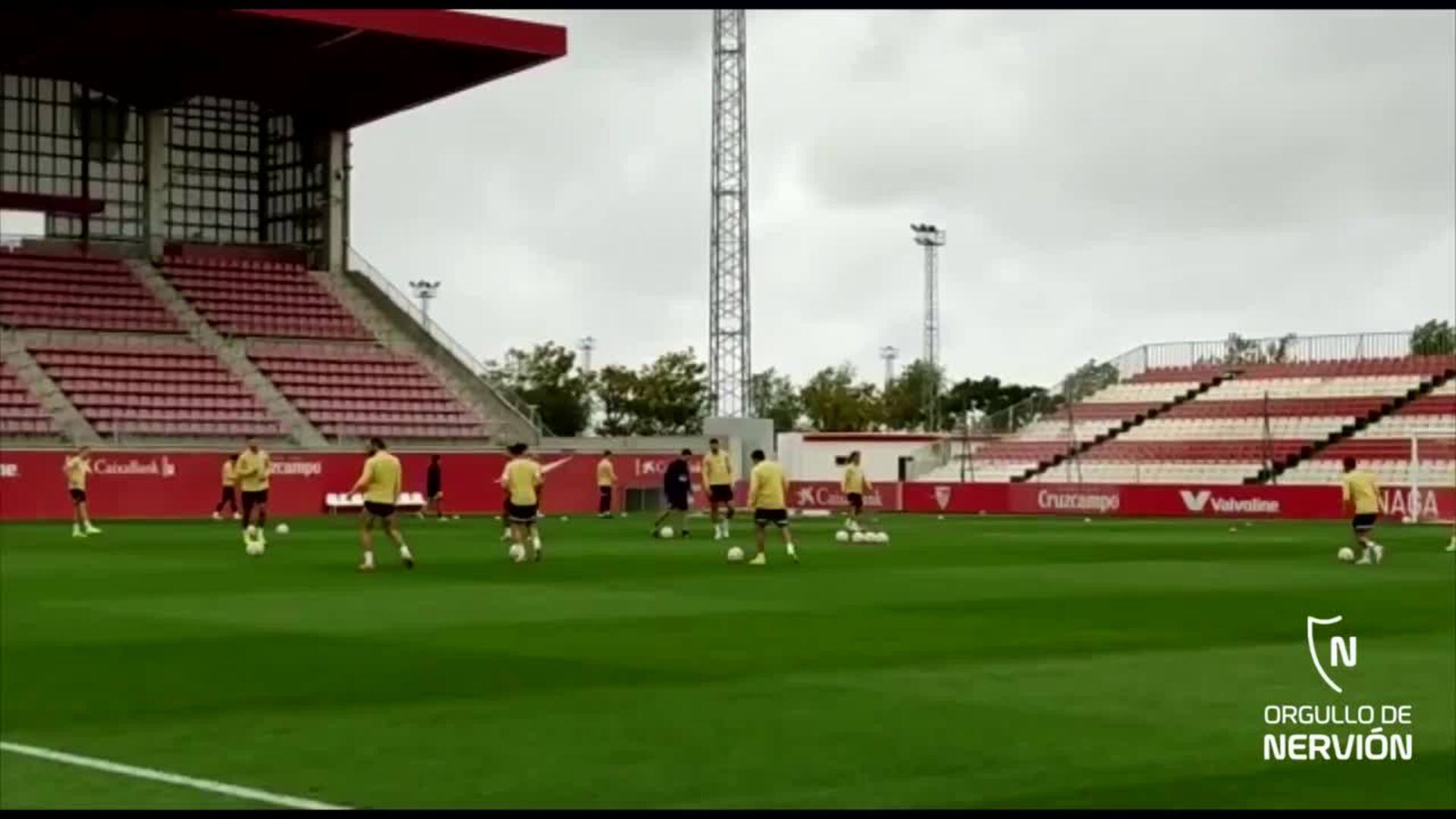 El Sevilla se entrena con la mente puesta en su partido de Champions ante el Lille