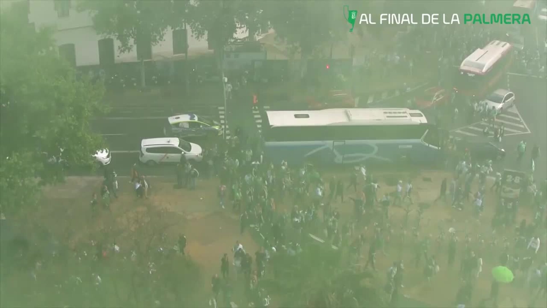 La marea verde del Betis accede a la Cartuja por el puente de la Barqueta para la final de la Copa del Rey