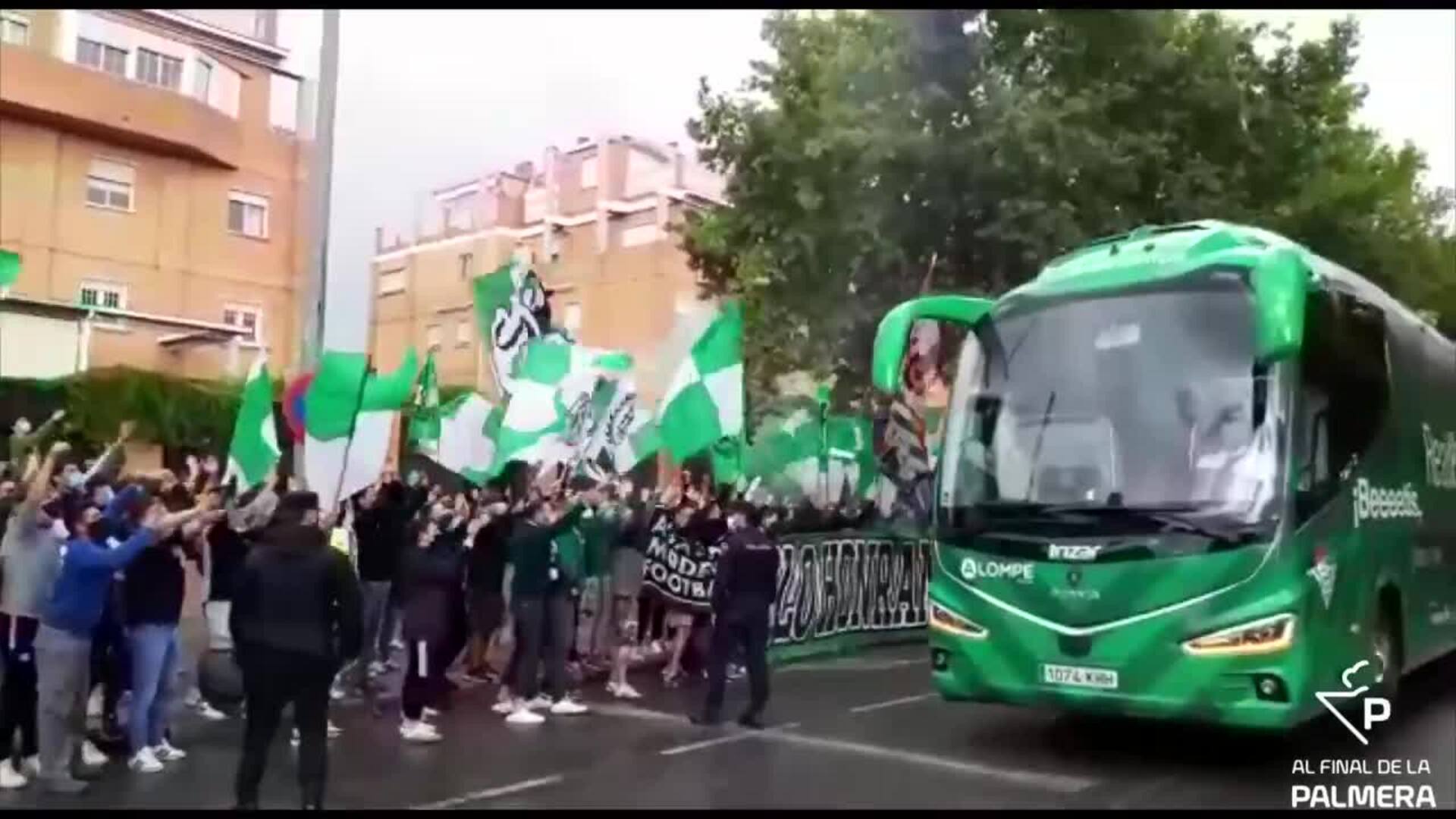 Aficionados del Betis reciben al autocar del equipo antes de jugar ante el Granada