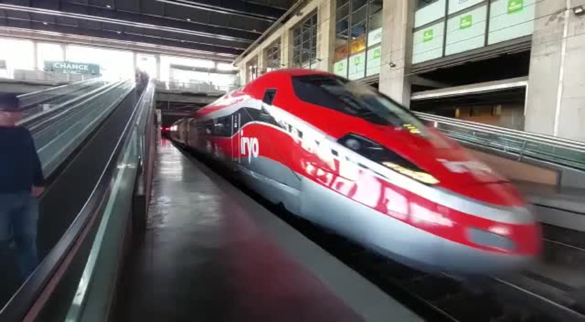 Momento de la llegada, este jueves, del primer tren de Iryo a la estación de Córdoba