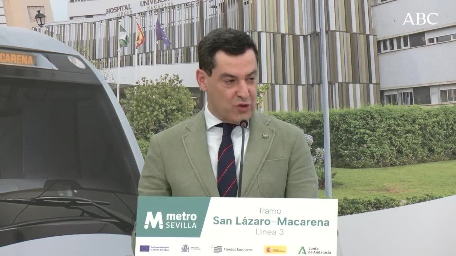 Juanma Moreno saluda a Toni Martín, detrás, la ministra María Jesús Montero y la consejera Rocío Díaz