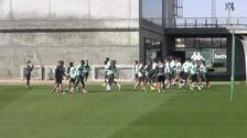Entrenamiento del Betis con todos los disponibles pensando en el Levante