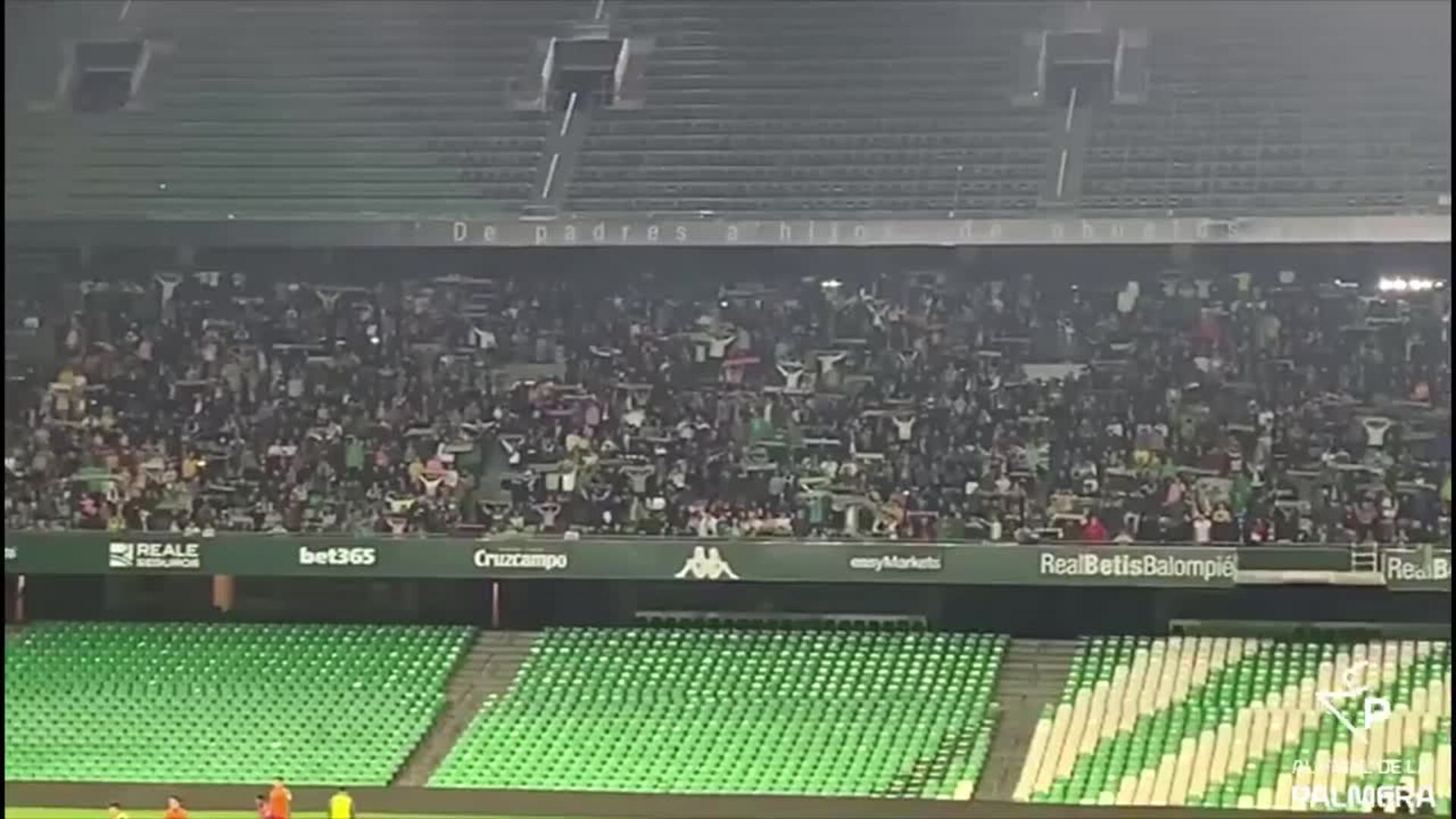El emocionante canto del himno del Betis en el entrenamiento del Villamarín