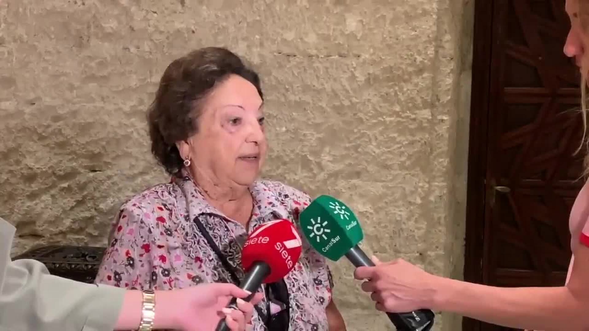 Familiares de las personas enterradas en la fosa de Pico Reja, este miércoles en el Ayuntamiento