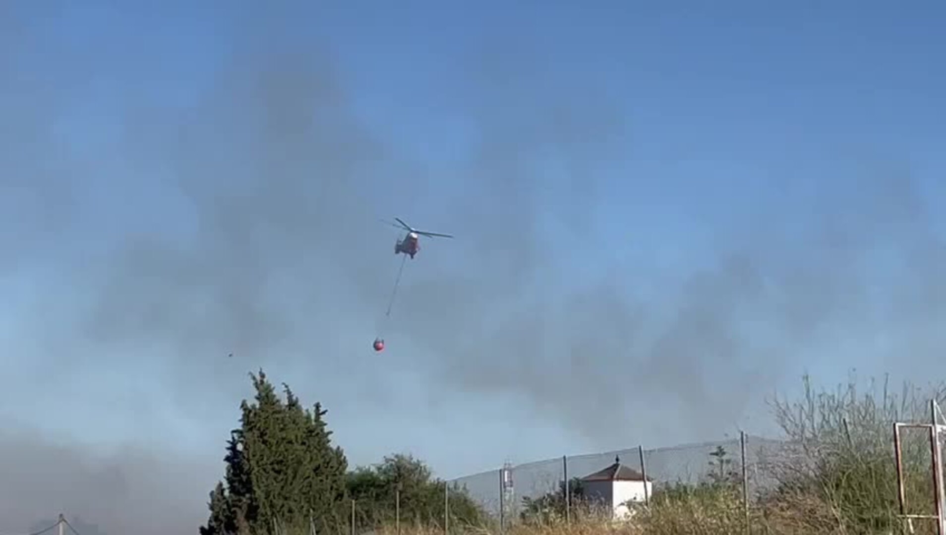 Incendio descontrolado entre Mairena del Aljarafe y Palomares
