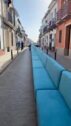 Así es el sofá más largo de España 'made in Pilas', 500 metros de longitud y capacidad para mil personas