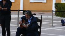 Las manos de Sevilla inauguran la Bienal con un «flashmob»