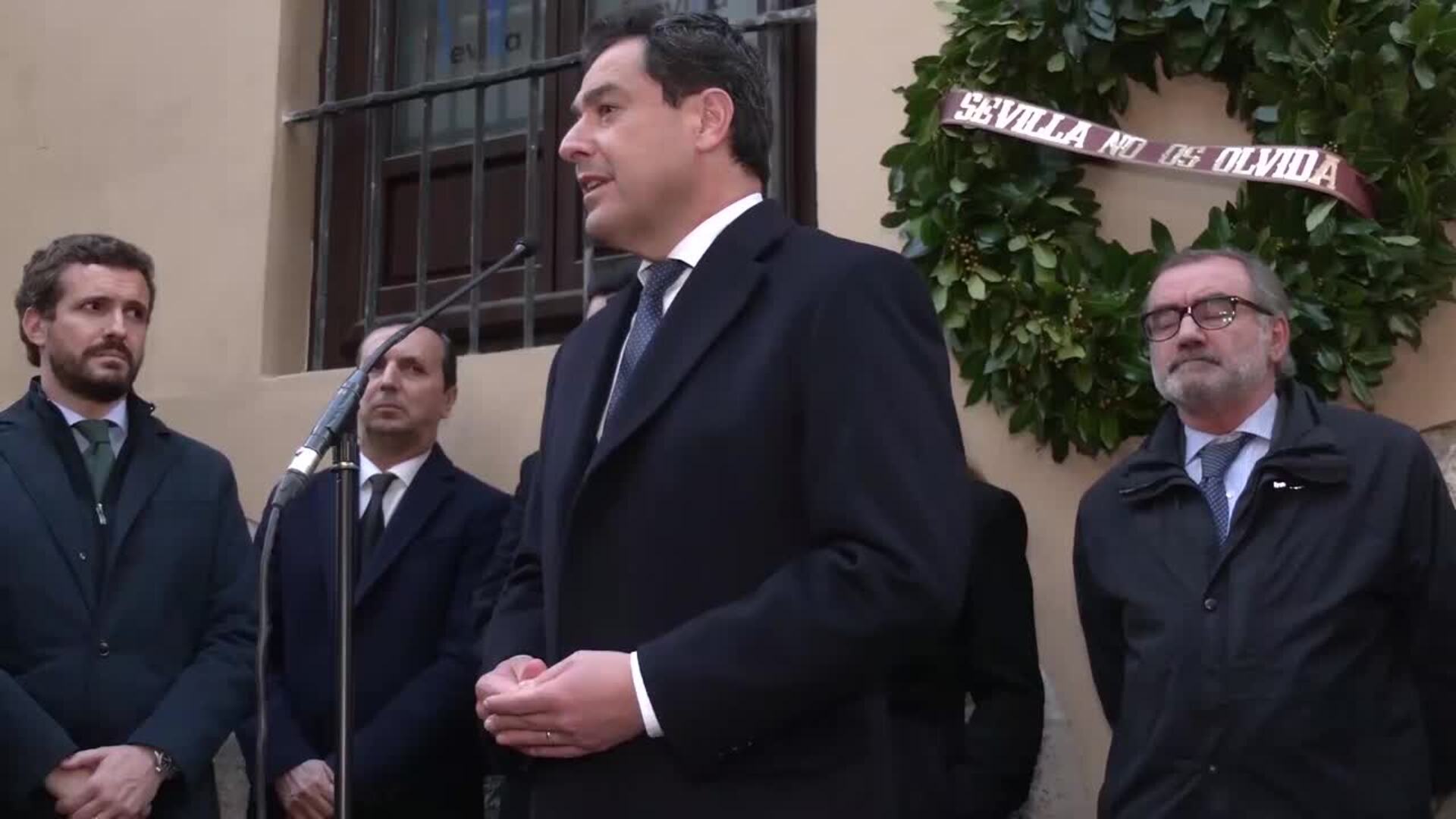 El presidente de la Junta de Andalucía acude junto al líder del PP, Pablo Casado,  a la misa en recuerdo de Alberto y Ascen