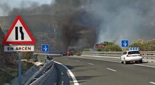 Un camión articulado cae por el viaducto de Benamejí (Córdoba) y su carga origina un incendio que corta la A-45