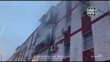 Una mujer atendida por inhalación de humo tras el incendio de su vivienda en Sevilla