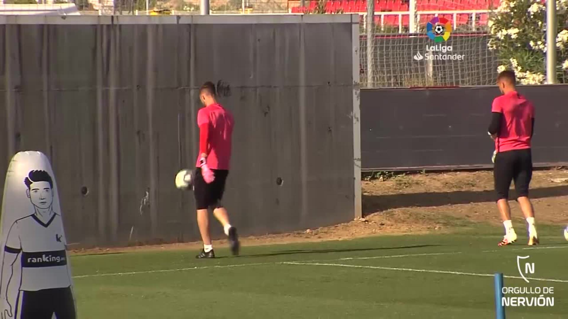 Trabajo táctico para el Sevilla FC en la calurosa sesión del sábado en la ciudad deportiva