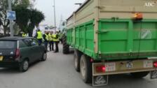 Miles de agricultores cortan simultáneamente las cuatro autovías de Jaén para exigir un precio justo