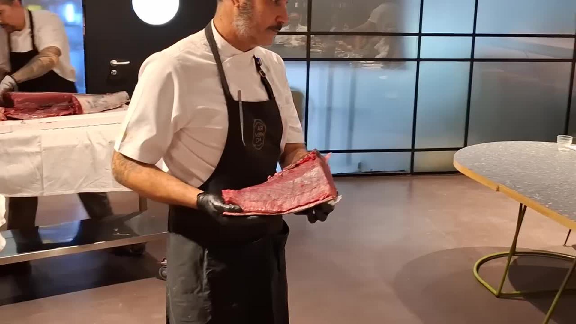 Armanda prepara el ronqueo en su tkoco, donde se despieza el atún para servirlo con diversos cortes y formas