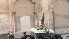 La Virgen de la Fuensanta vuelve al aire de Córdoba entre jóvenes en el Patio de los Naranjos