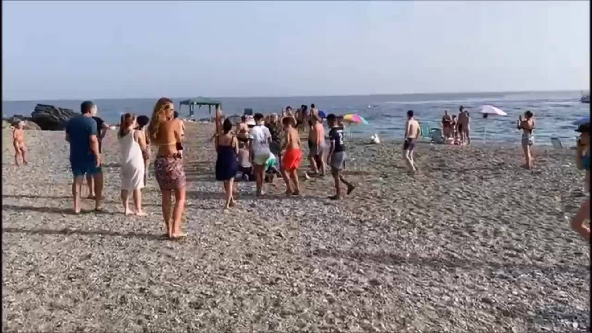 Narco interceptado por bañistas en una playa de Granada