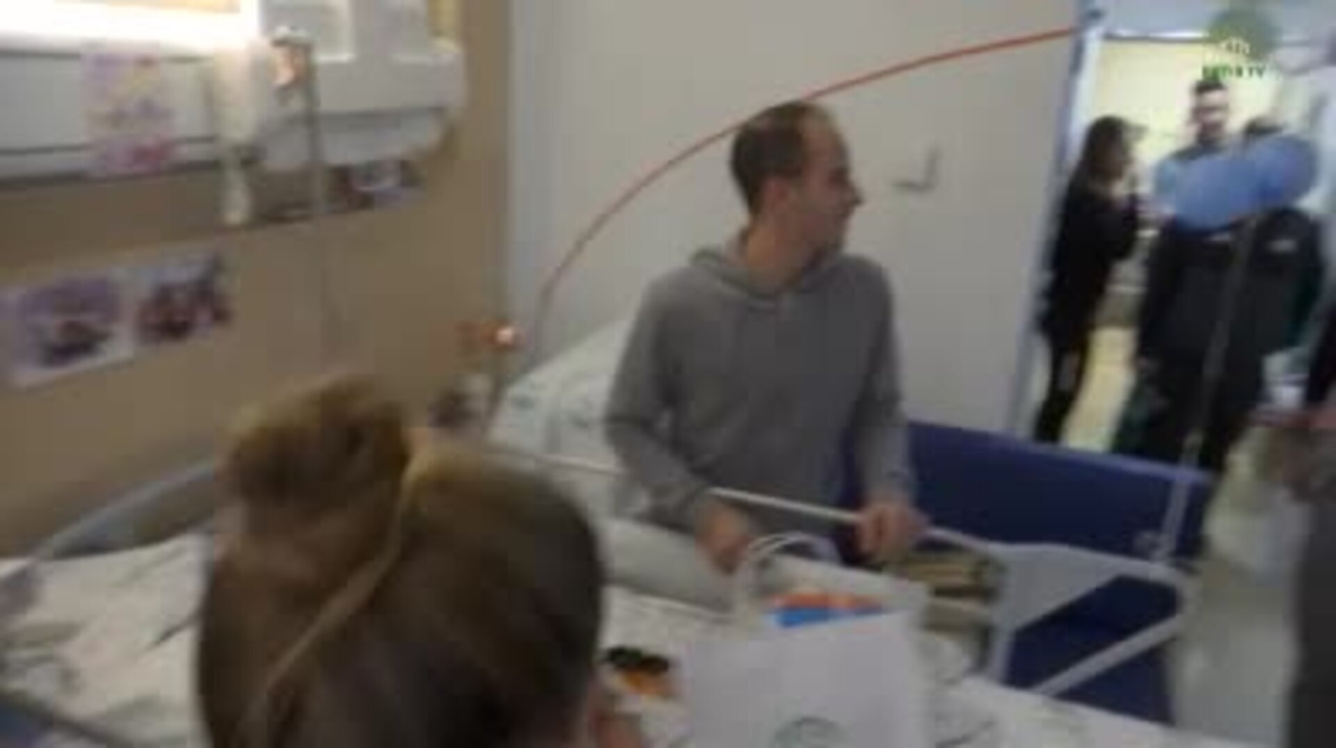 Nueva entrega de las &quot;batas más fuertes&quot; del Betis a los niños hospitalizados