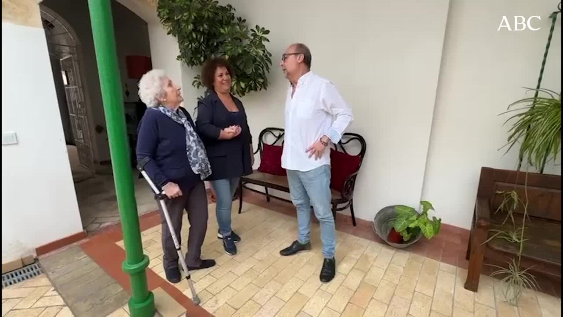 Juan Manuel Posaelas, propietario del alojamiento rural enseñando la casa a Amparo Barrera y su hija Rocío