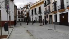 El Ayuntamiento cede un solar a la Hiniesta para hacer un parque de ocio y esparcimiento junto a su sede