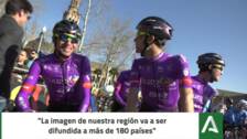 Gran ambiente en la salida de la Vuelta a Andalucía desde la Plaza de España