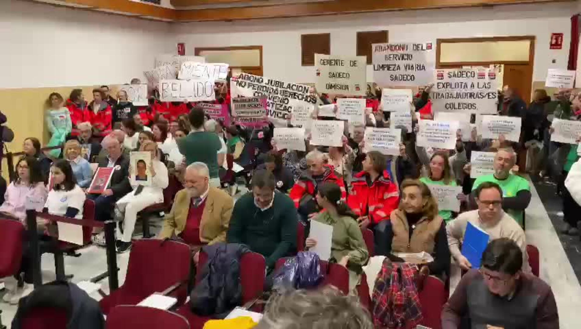 Protestas en el salón de plenos del Ayuntamiento de Córdoba antes de su desalojo