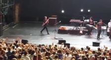 (Video) Calamaro cierra su concierto en Córdoba con un capote y el pasodoble 'Nerva' en defensa de los toros