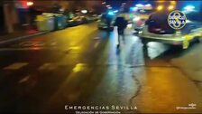 Un motorista que superaba el doble de la tasa máxima de alcohol atropella y causa lesiones graves a dos jóvenes en Sevilla