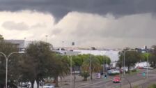En vídeo: una tuba, un fenómeno que se asemeja a un tornado, sorprende a los sevillanos