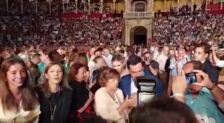 Moreno, recibido con aplausos y gritos de «¡presidente, presidente!» en el concierto de José Manuel Soto en Sevilla