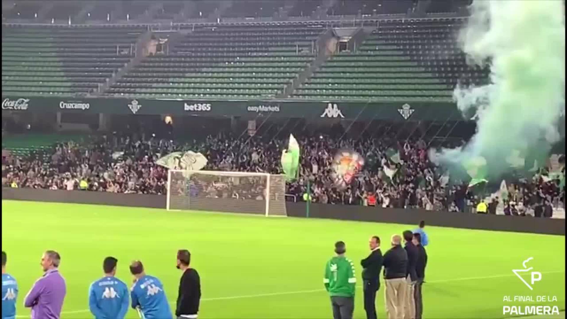 Los aficionados del Betis apoyan a su equipo en la previa del derbi en el Villamarín