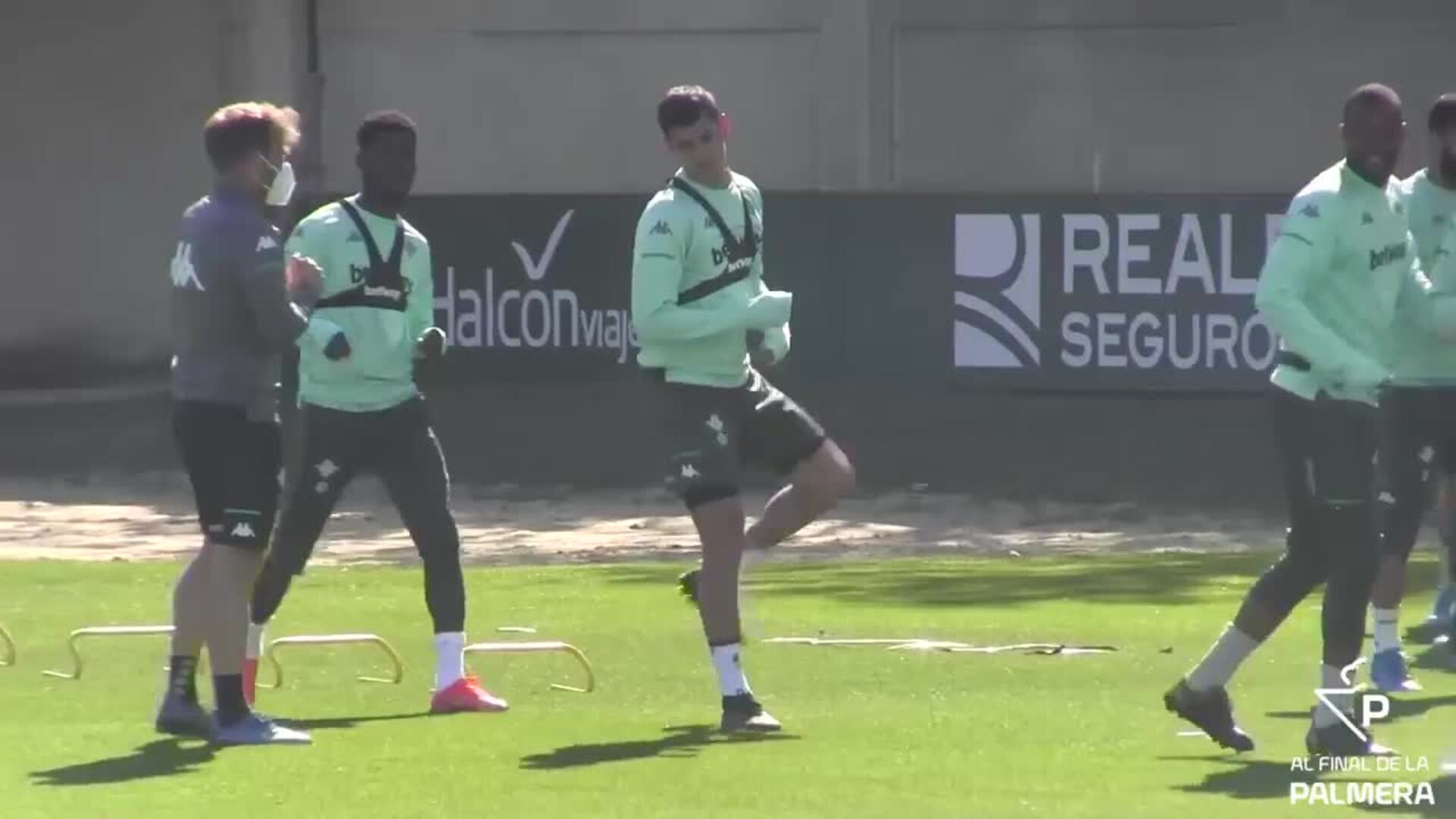 Mandi se entrena con el grupo