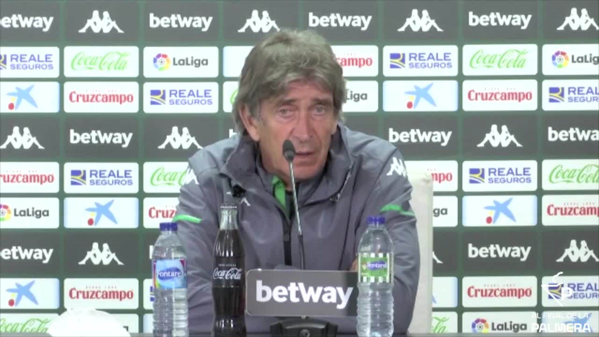 Borja Iglesias conduce el balón en una sesión de entrenamiento