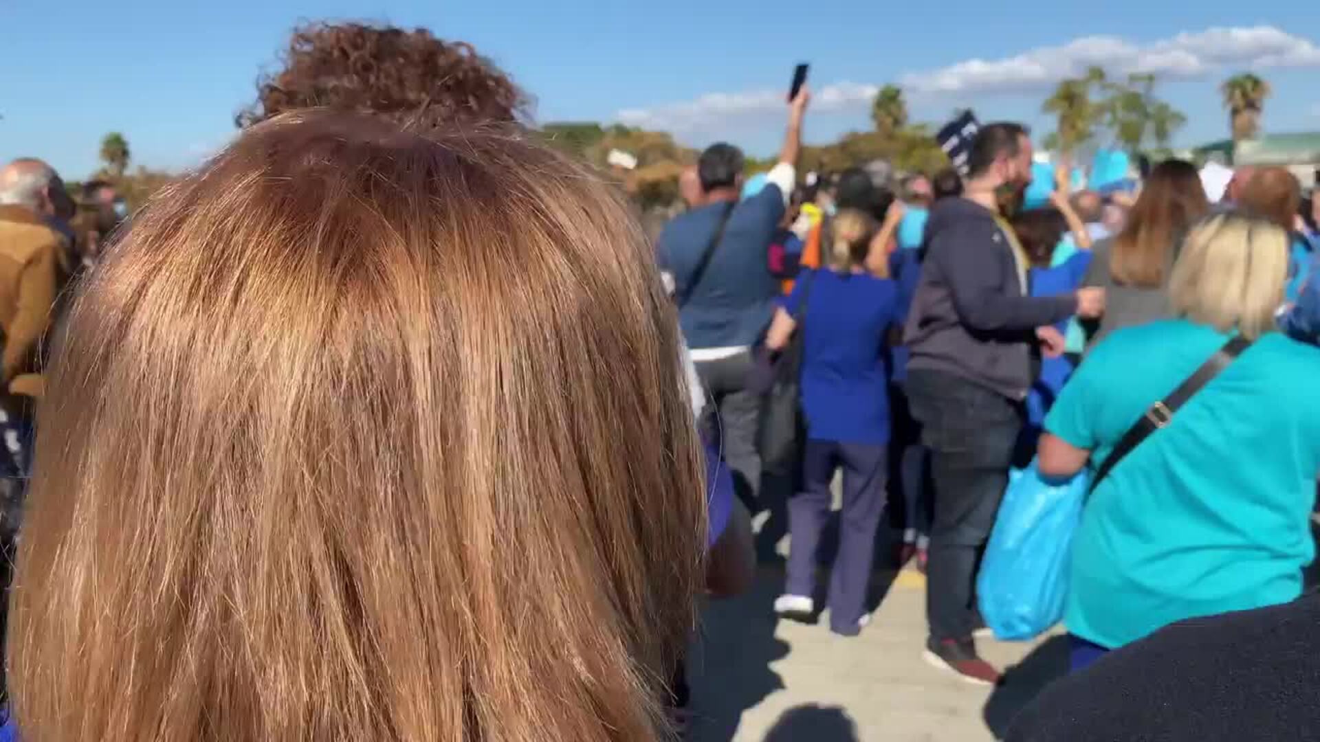 La &#039;marea azul&#039; de Antonio David Flores congrega a más de 300 personas en Málaga contra el acoso mediático