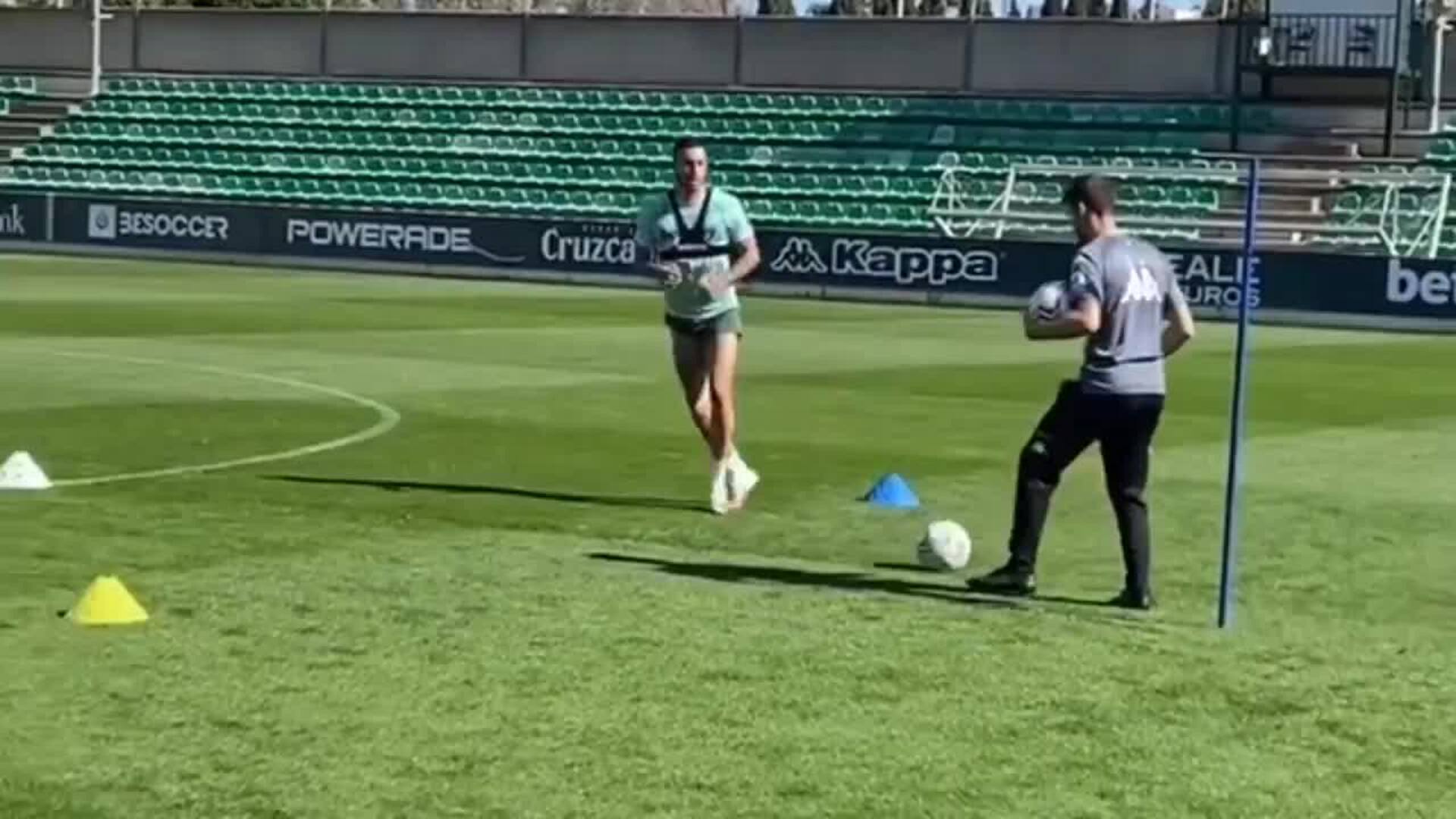El centrocampista del Betis Camarasa ya toca balón
