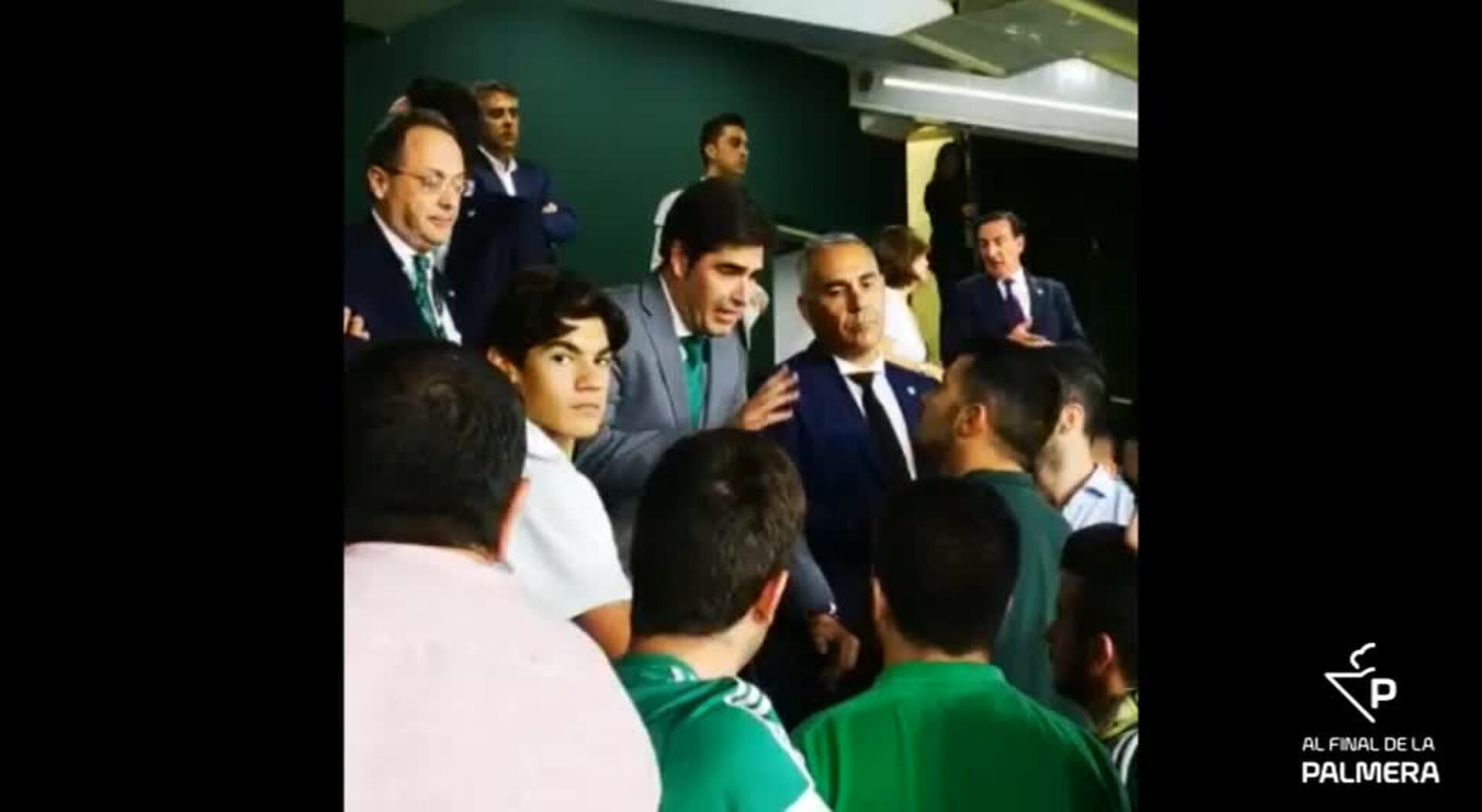 Haro habla con seguidores del Betis enfadados