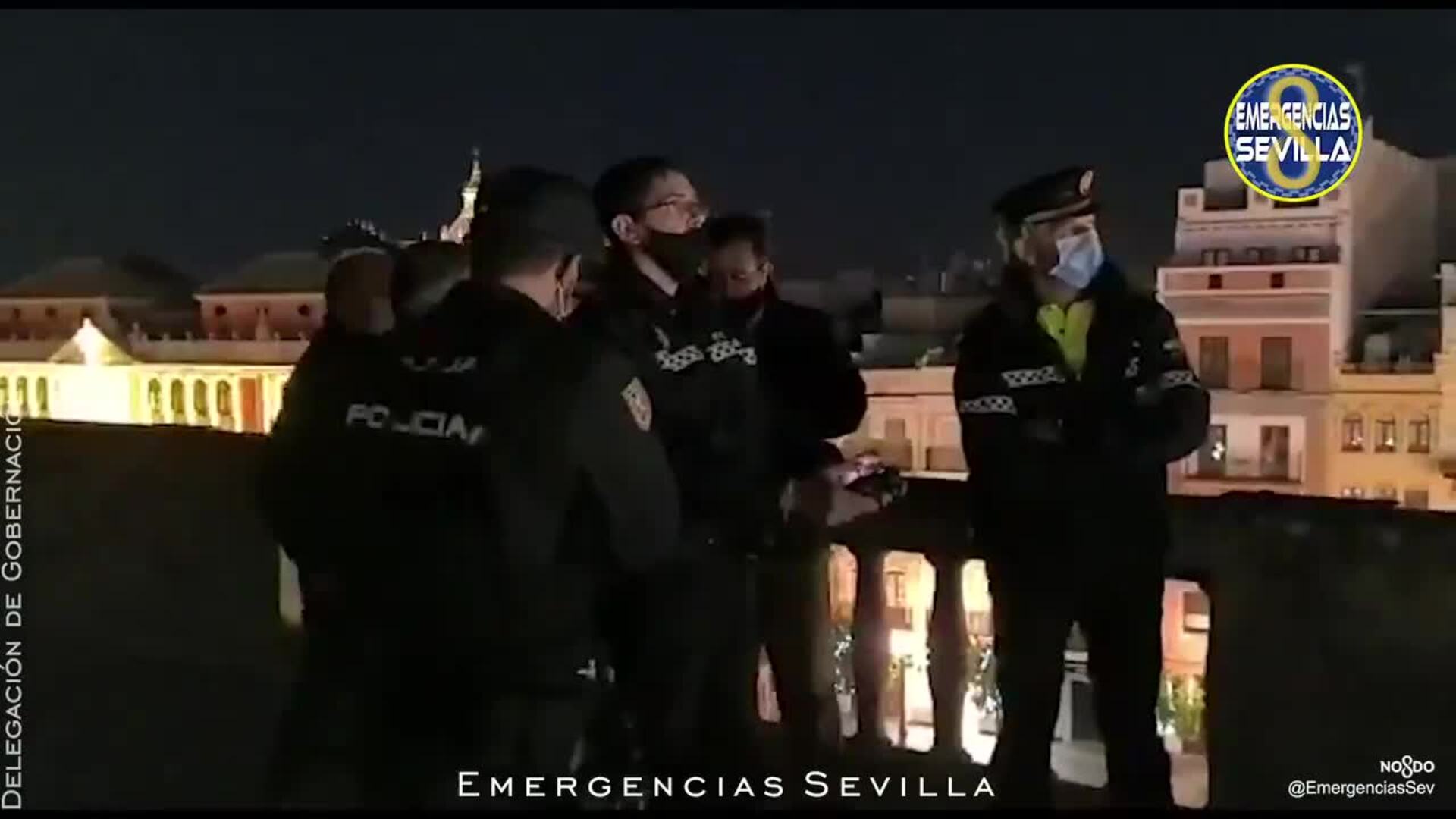 La Policia controla la doble direcciñon del tránsito petonal en la avenida de la Constitución